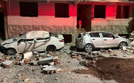 Zeytinburnu’nda binanın çatısı çöktü. Park halindeki araçlar hurdaya döndü