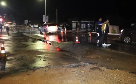 Bodrum'da içme suyu hattı patladı, yol çöktü