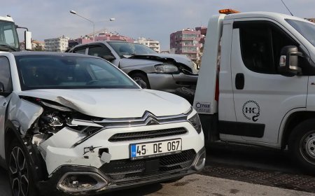 İzmir'de kırmızı ışıkta feci kaza