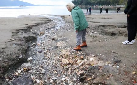 Deniz suyu 10 metre çekildi. Sağanak yağmur sahili tahrip etti