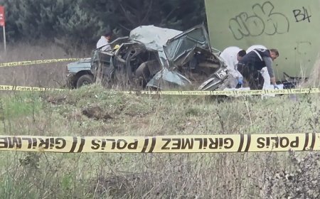 Bariyere çarpıp kontrolden çıkan araba hurda yığınına döndü