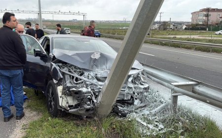 Tekirdağ'da kontrolden çıkan otomobil elektrik direğine çarptı; 2 yaralı