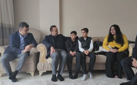 Bakan Kacır 1.3 milyon TL'lik altını sahibine teslim eden çocukları ziyaret etti