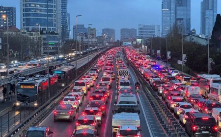 İstanbul'da trafik durma noktasında. Yoğunluk yüzde 90'a ulaştı