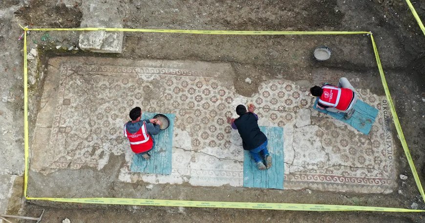 Depremde yıkılan binanın kazı çalışmalarında Antik Çağ'dan tarihi eserler çıktı