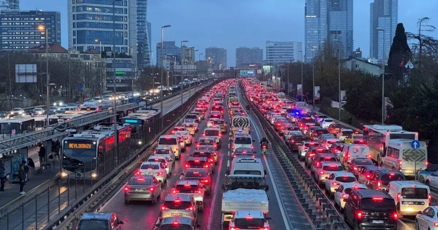 İstanbul'da trafik durma noktasında. Yoğunluk yüzde 90'a ulaştı