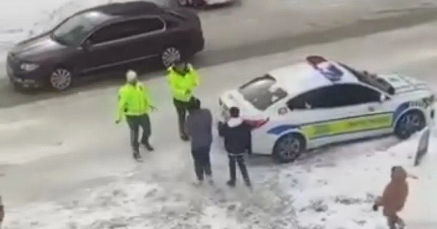 Trafik polisleri çocuklarla kartopu oynadı