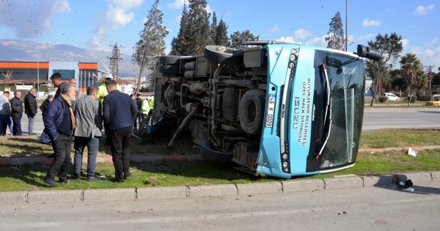 Ticari araç halk otobüsüne çarptı, 17 kişi yaralandı