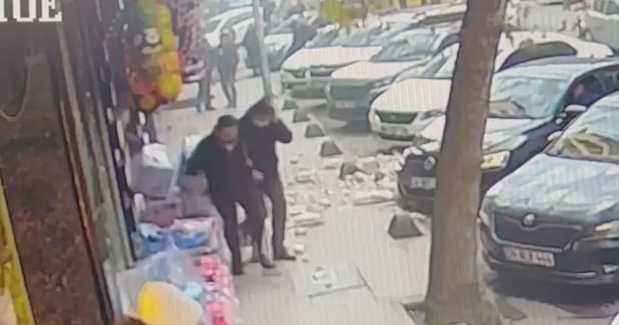 Binanın balkonundan parçalar koptu, yayalar ölümden döndü