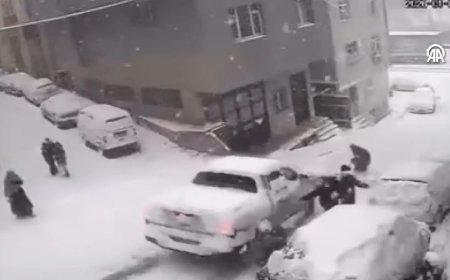 Kağıthane'de yokuşta kayan pikabın çarptığı 2 çocuk yaralandı
