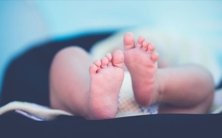 Otobüs durağında bulunan bebek koruma altında