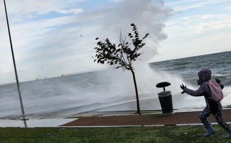 AKOM ve Valilikten İstanbul için fırtına uyarısı: 80 kilometre hıza ulaşacak. Kar yerini yağmura bıraktı, sıcaklık yükseliyor