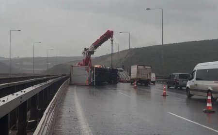 Şiddetli fırtına kamyonet ve tırları devirdi. O anlar yol kamerasına yansıdı