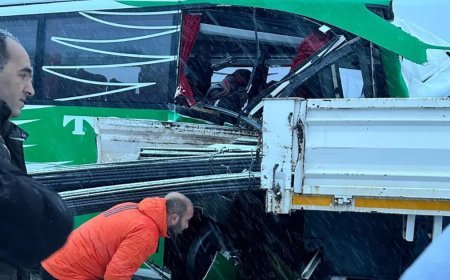 Tokat'ta karlı yolda kayan yolcu otobüsü TIR'a çarptı