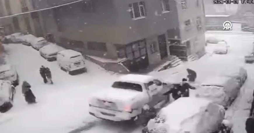 Kağıthane'de yokuşta kayan pikap, karda oynayan çocuklara çarptı