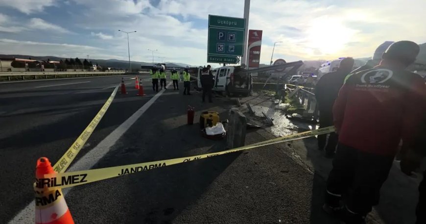 Otoyolda feci kaza. Bariyere ok gibi saplandı, iki kişi öldü