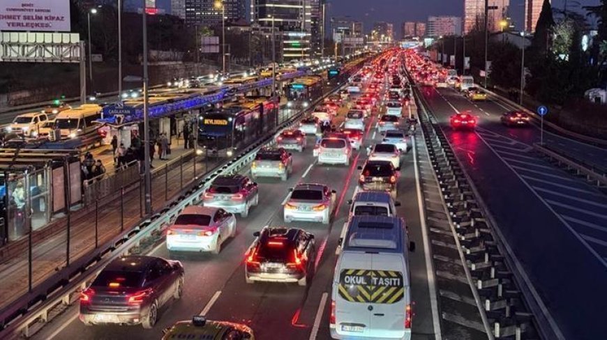 İstanbul'da trafik yoğunluğu yüzde 80'e çıktı! İşte bölge bölge son durum