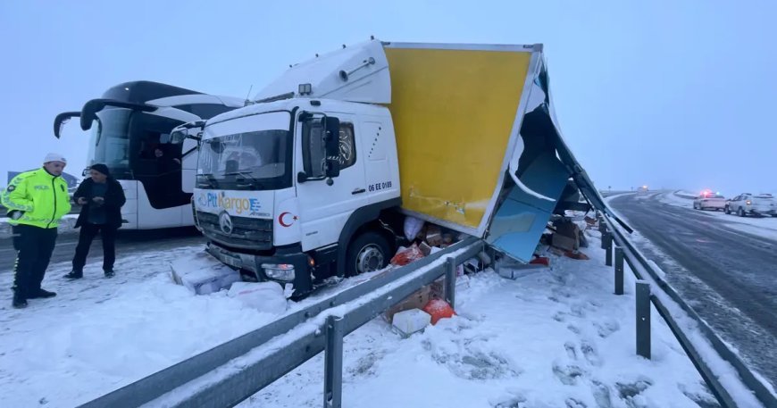 Kars'ta yolcu otobüsünün kamyona çarptığı kazada 9 kişi yaralandı
