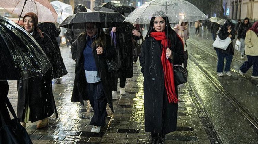 İstanbul'da kuvvetli yağmur ve şiddetli rüzgar! Bazı evleri su bastı