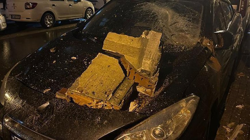 Bahçelievler’de tahliye edilen binanın balkonu çöktü