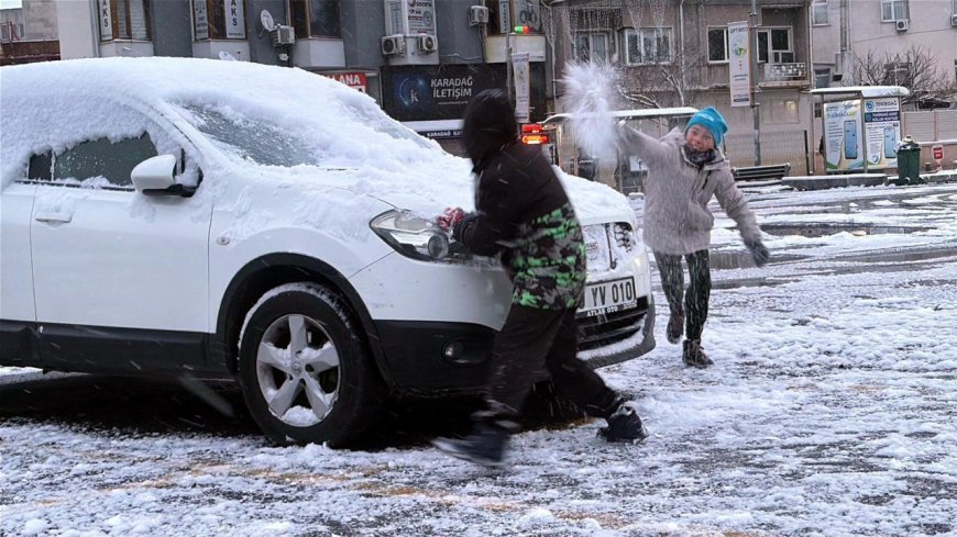 Tekirdağ'da kar yağışı etkili oluyor