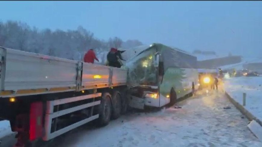 Son dakika... Tokat-Sivas yolunda feci kaza: Yolcu otobüsü TIR’a çarptı: 7 yaralı