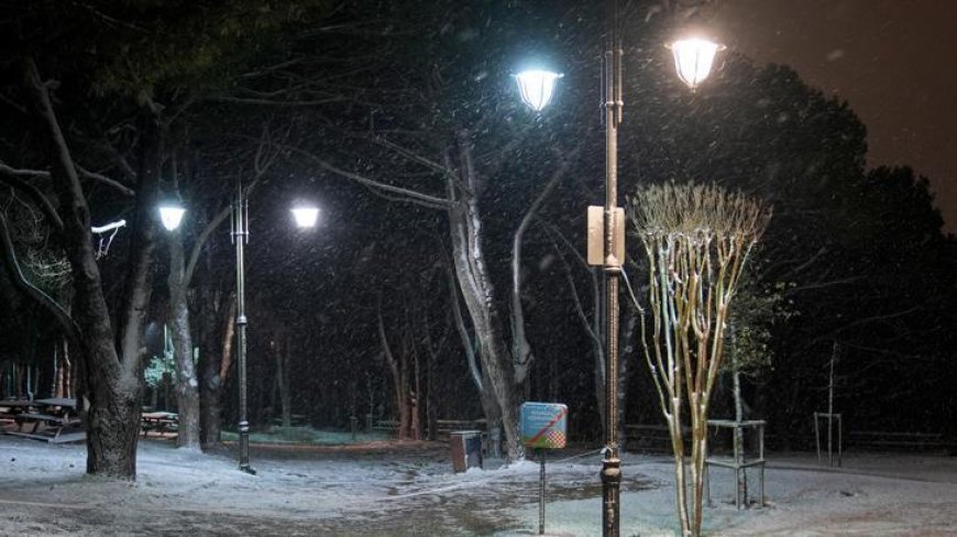 İstanbul’da beklenen kar yağışı gece saatlerinde etkisini gösterdi