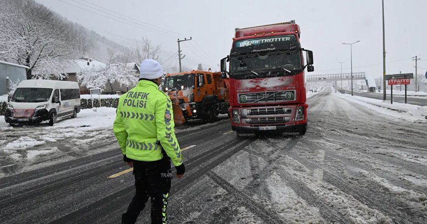 Kar yağışı etkisini artırdı, polis Ankara yolunu TIR ve kamyonlara kapattı