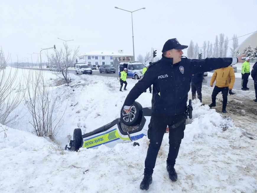 Erzincan'da polis aracı devrildi: 2 memur yaralandı