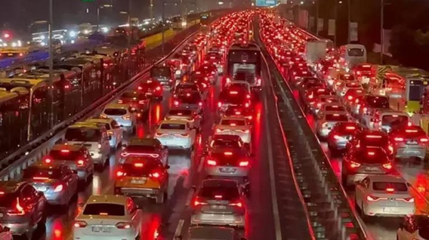 İstanbul'da trafik yoğunluğu yüzde 85'e çıktı! İşte bölge bölge son durum