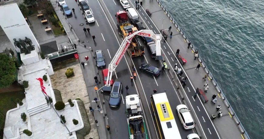 Üsküdar’da TIR'ın üzerindeki iş makinesi tabelayı yıktı, 7 araç zarar gördü