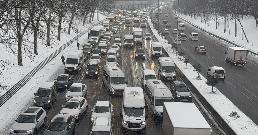 İstanbul'da aniden bastıran kar yağışı ne kadar sürecek? Yarın sabaha dikkat!