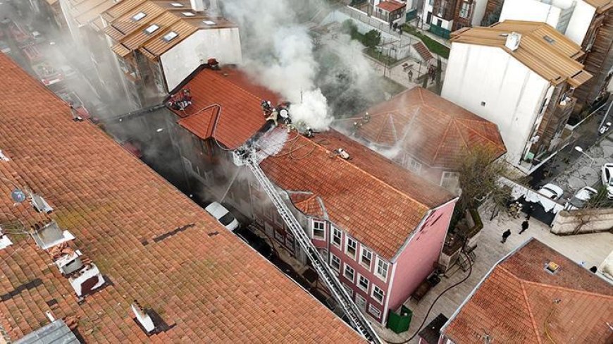 Fatih'te dergahta yangın: Söndürüldü ama tahta bina gitti