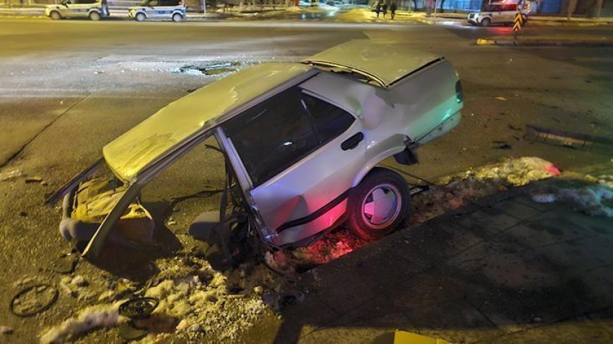 Erzincan'da feci kaza! Araç ikiye bölündü: 4 yaralı