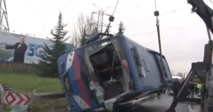 Kağıthane'de cezaevi nakil aracı devrildi. 2'si ağır 19 yaralı