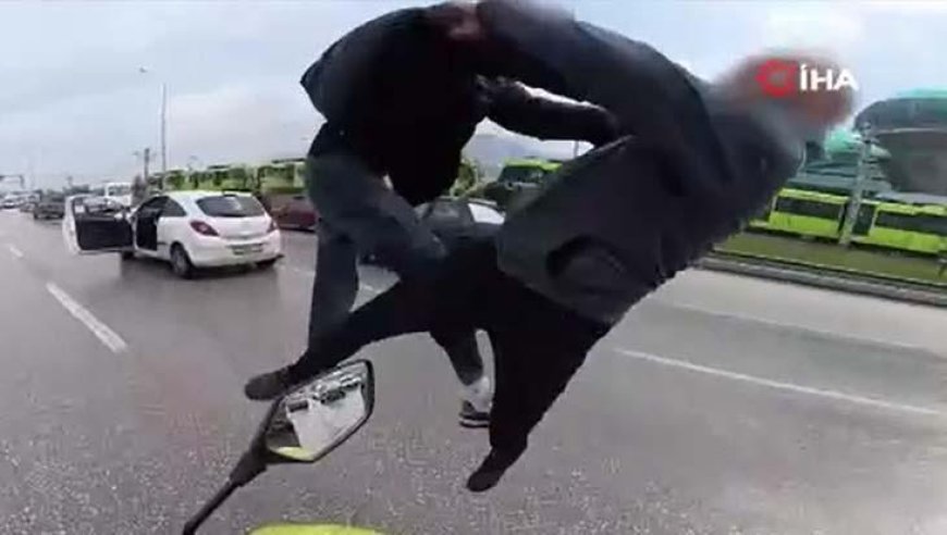 Bursa’da yol verme tartışması ring alanına döndü! Uçan tekmeler kamerada