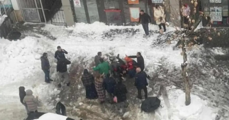 Çatıdan düşen kar kütlesi can aldı. 55 yaşındaki kadın hayatını kaybetti