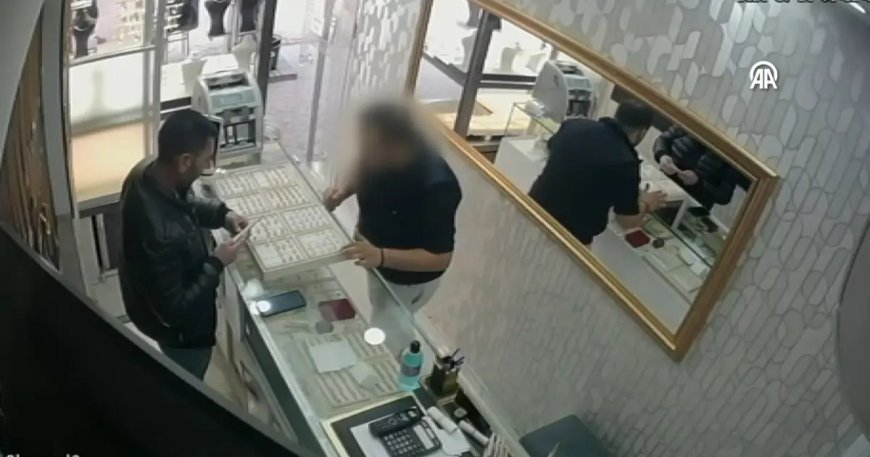 Altını denedi, fırsatı buldu! Kuyumcudaki hırsızlık kamerada