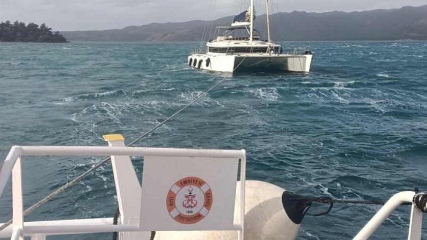 Marmaris’te korkutan anlar: Akıntıda sürüklenen tekneye kıyı emniyeti yetişti