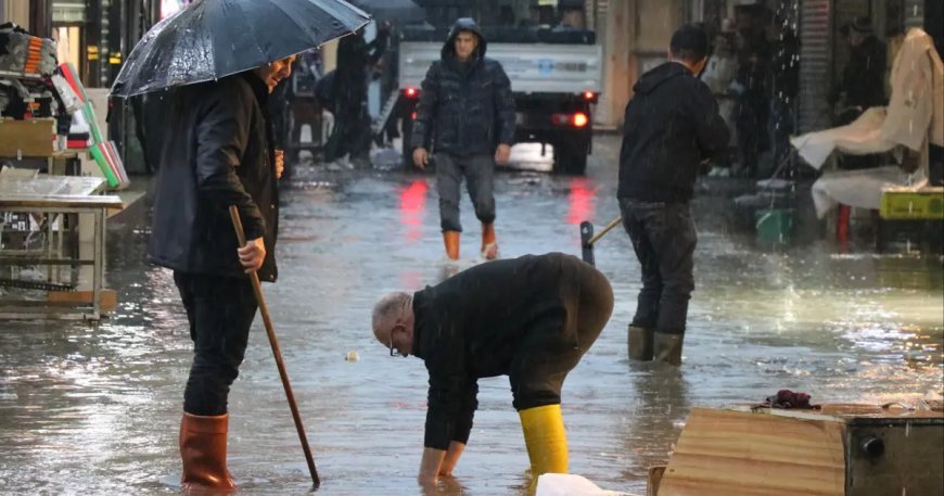 İzmir'de sağanak ve fırtına: Caddeler göle döndü, ağaçlar devrildi