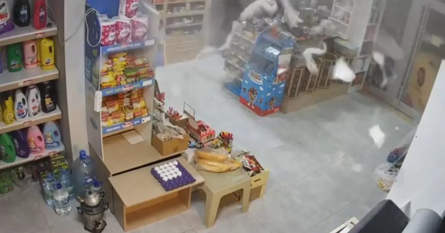 Markette korku dolu an. Dolap bomba gibi patladı