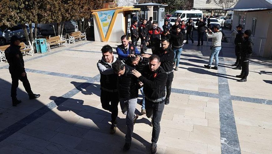 Kuyumcuda silahlı soygun! İzinli polisi ayağından vuran 6 şüpheli adliyeye sevk edildi