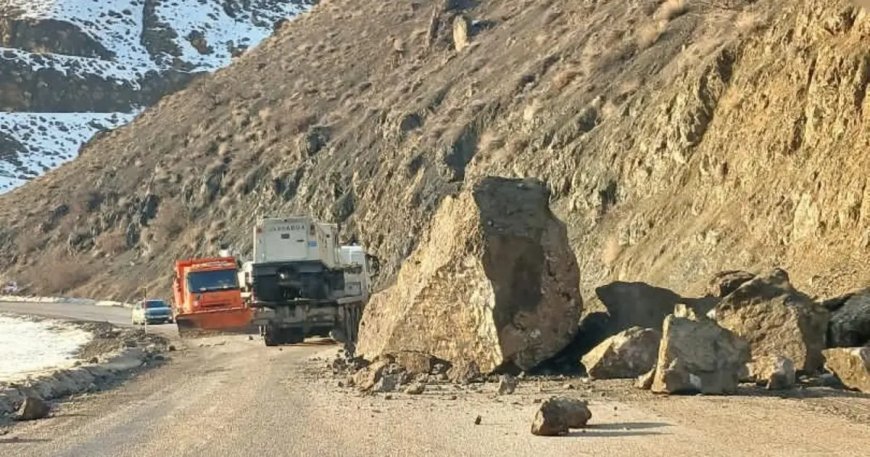 Karayolunda dev kaya dehşeti. Faciadan dönüldü