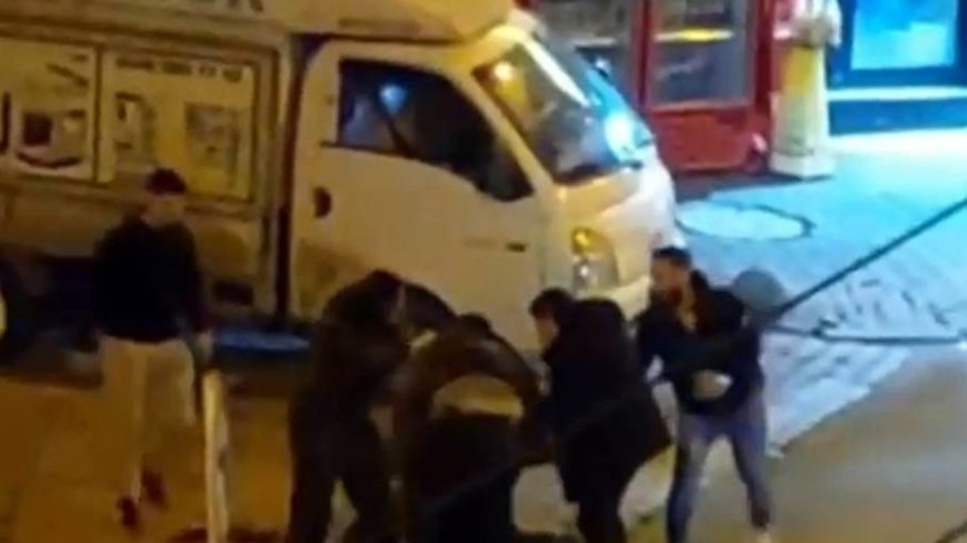 Akrabaların sokak ortasında kavgası kamerada; 2 yaralı