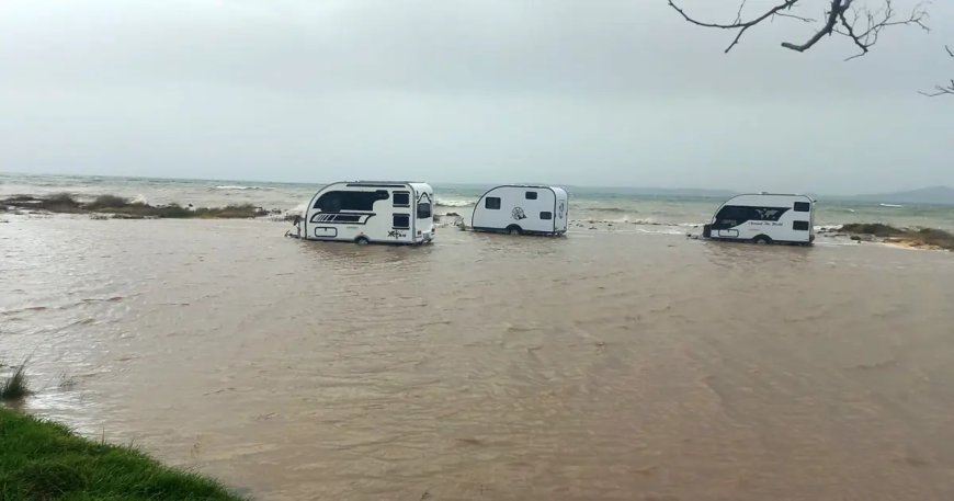 Çanakkale'de fırtına. Deniz karayla birleşti, karavanlar sular altında kaldı