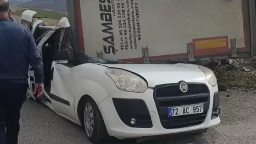 Batman'da TIR'ın dorsesi, radar aracının üzerine devrildi! 1 jandarma personeli yaralandı