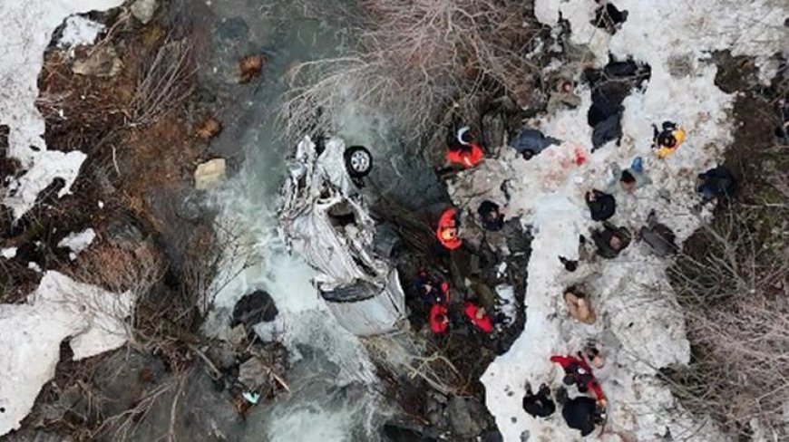 Bitlis'te otomobil dereye uçtu: 3 ölü, 5 yaralı
