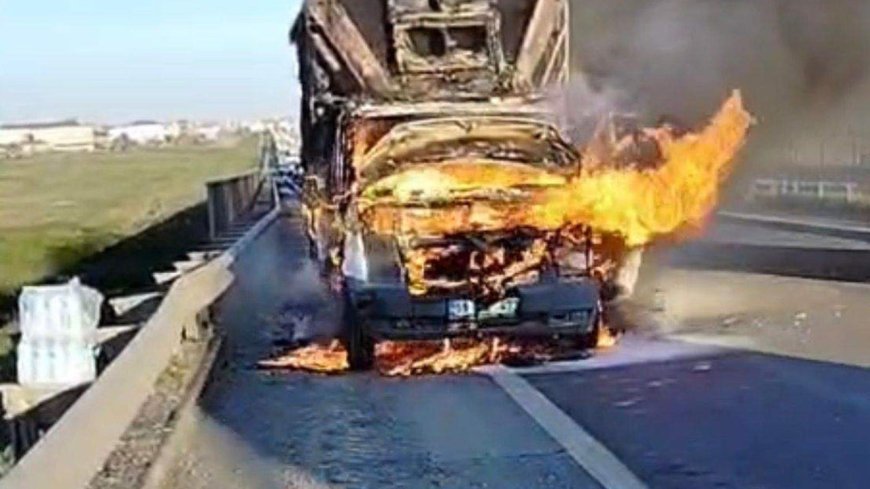 Seyir halindeki kamyonet alev alıp yandı