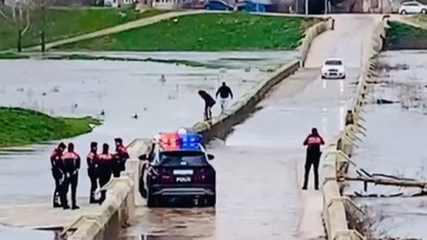 Polisin uyarısına rağmen tehlikeli köprüden geçip düşme tehlikesi atlattılar