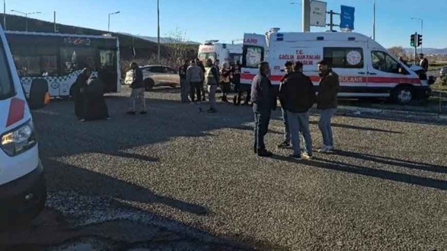 Bingöl'de ambulans ile hafif ticari araç çarpıştı: 5 yaralı
